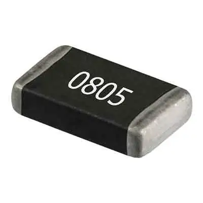O resistor SMD (Surface Mount Device) é um componente eletrônico utilizado para limitar a corrente em circuitos, montado diretamente na superfície de uma placa de circuito impresso (PCB) sem o uso de fios ou terminais, caracterizado por seu tamanho pequeno e formato retangular.