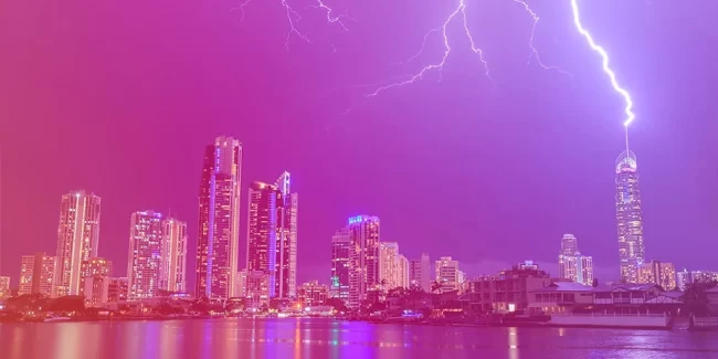 Descarga elétrica atmosférica sendo dissipada por um sistema de proteção instalado no topo do edifício.