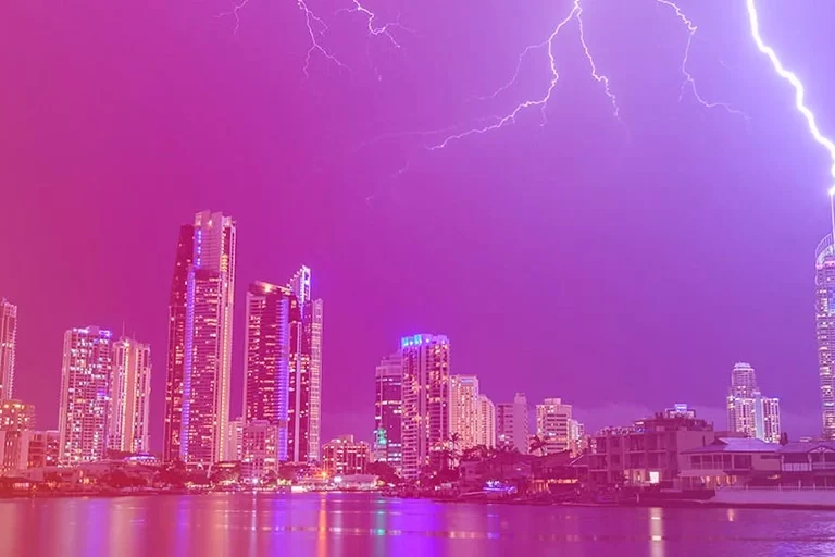 Descarga elétrica atmosférica sendo dissipada por um sistema de proteção instalado no topo do edifício.