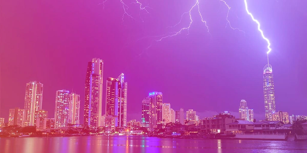 Para Raios Descarga elétrica atmosférica sendo dissipada por um sistema de proteção instalado no topo do edifício.