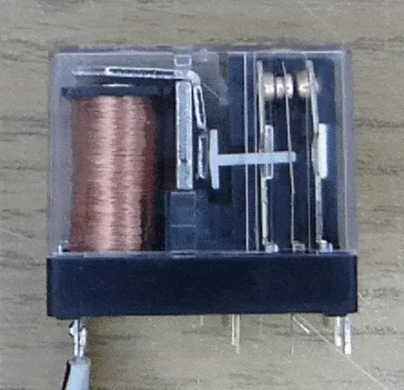 Relé eletromecânico com contatos NA/NF