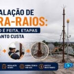 Instalação de para-raios em cobertura de edifício com mastro captor metálico fixado na laje, parte do sistema SPDA conforme NBR 5419.