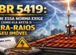 NBR 5419 norma brasileira de proteção contra descargas atmosféricas ilustrada com para-raios em telhado durante tempestade com relâmpago.
