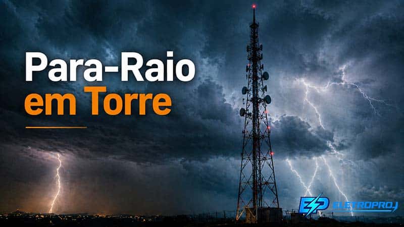 Para-raio em torre de telecomunicações durante tempestade com raios protegendo estrutura elevada